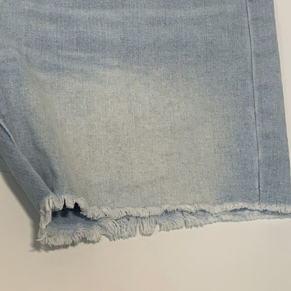 GAP Denim Frayed Light Wash 5" Relaxed Short - Picture 3 of 6